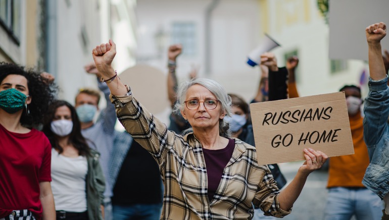 Росіяни, повертайтесь додому.